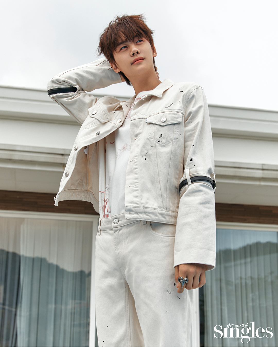 규빈이 코페르니의 재킷과 팬츠, 유스의 티셔츠를 착용하고 촬영한 싱글즈 화보